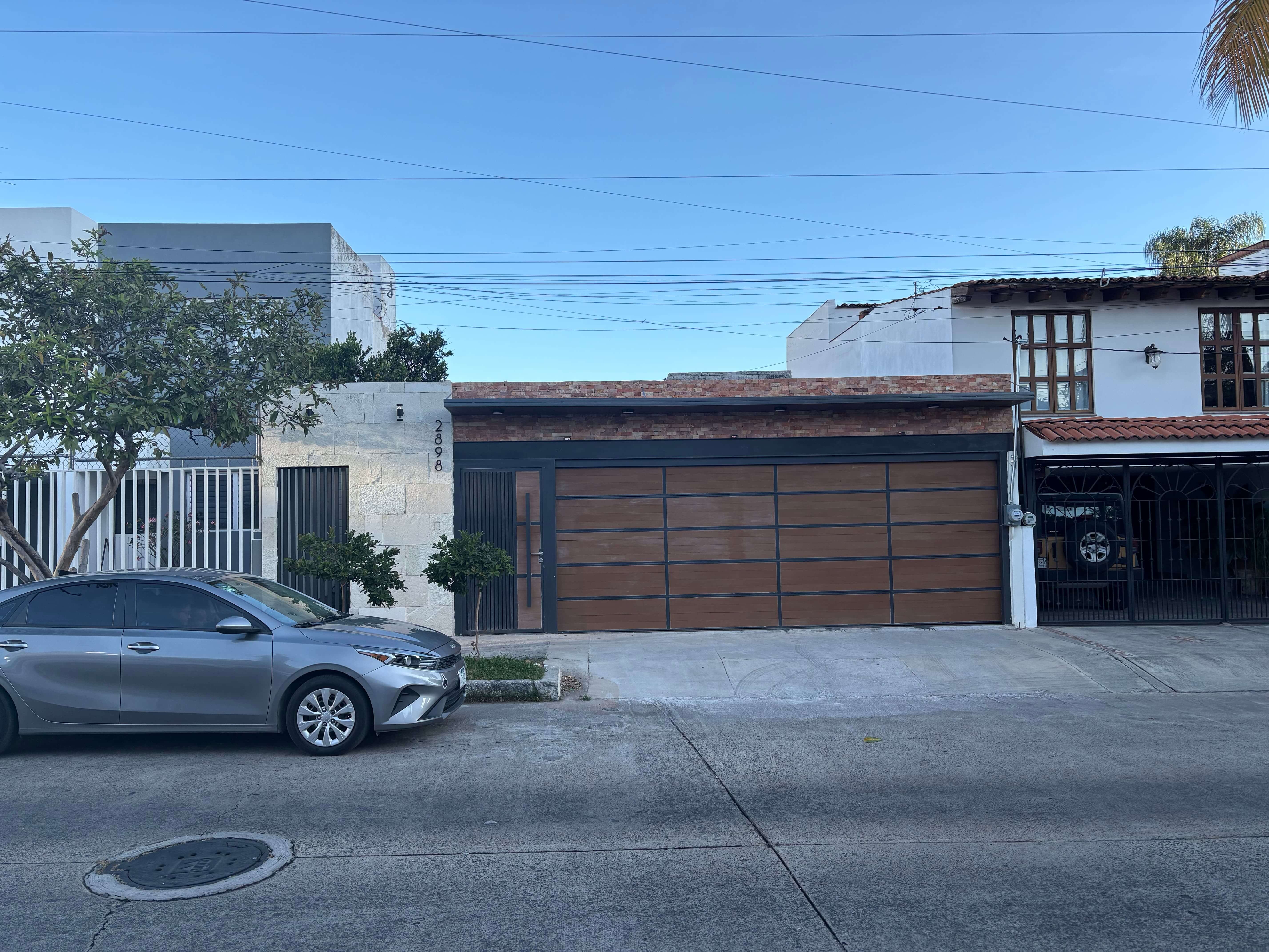 Remodelación residencial — portón de acceso y techumbre